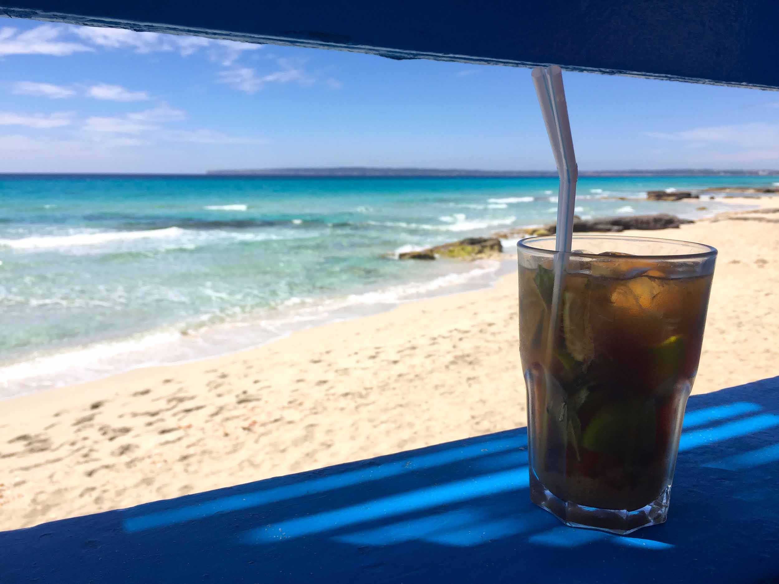 5 chiringuitos para tomar un cóctel en Formentera